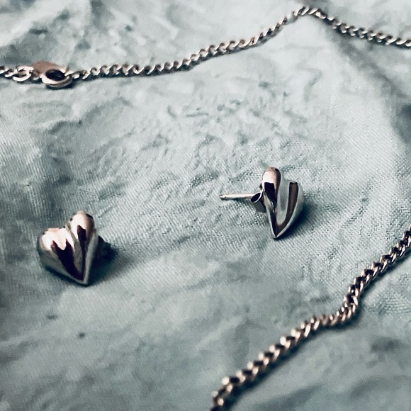 Avon vintage 1977 puffed heart stud earrings - Picture 2 of 3